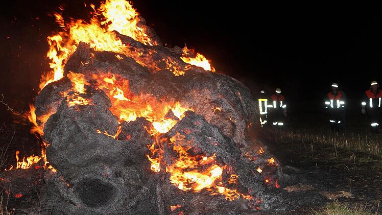 Die Strohballen brannten komplett nieder. Fotos: Günther Geiling