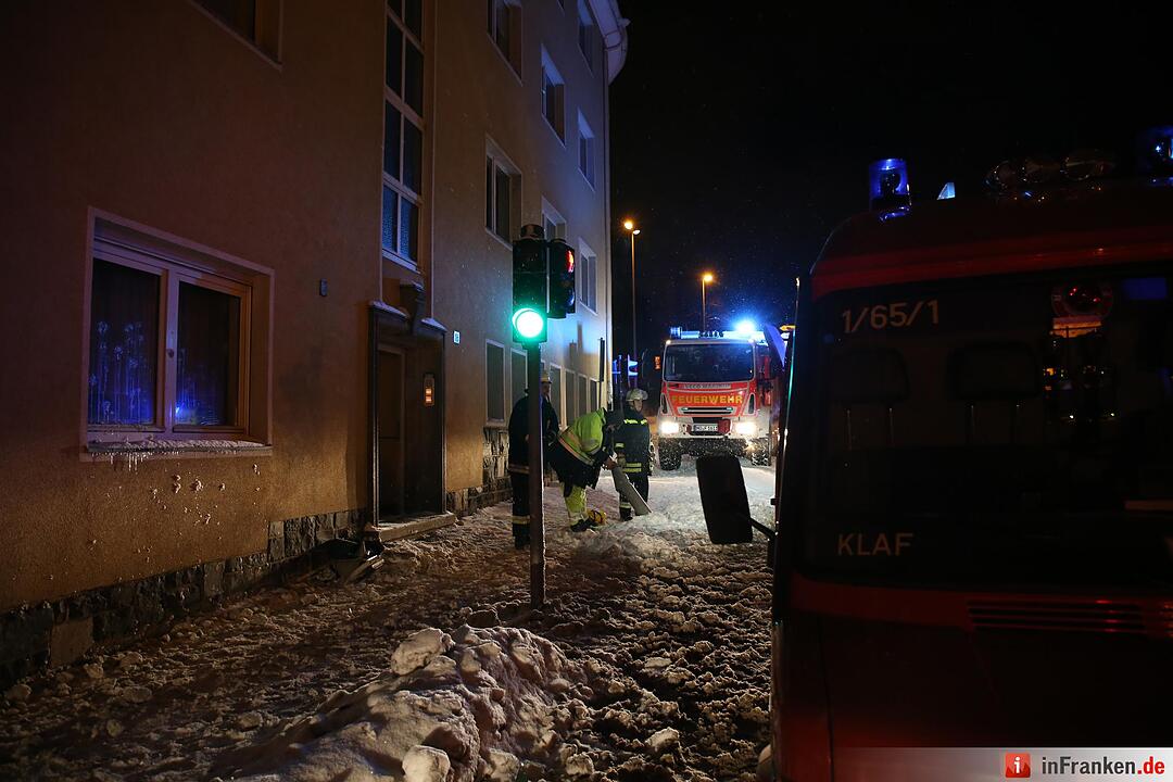 Winterliche Straßenverhältnisse sorgen für geborstene Fensterscheiben - Brummifahrer rutscht in Laterne - Straßenbeleuchtung kracht in Mehrfamilienhaus