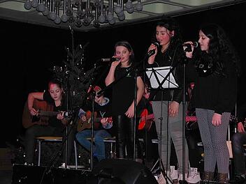 Auch die Bandklasse "Crazy Frogs" der Gottfried-Neukam-Mittelschule wirkt beim Gemeinschaftskonzert am 21. Februar mit - hier ein Probenfoto. Foto: Heike Schülein