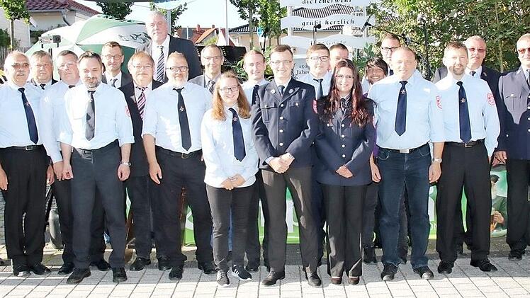 Die Aktiven der Feuerwehr Bertelsdorf zusammen mit den Ehrengästen - auch Frauen engagieren sich und sind mit Eifer dabei. Foto: Michael Stelzner