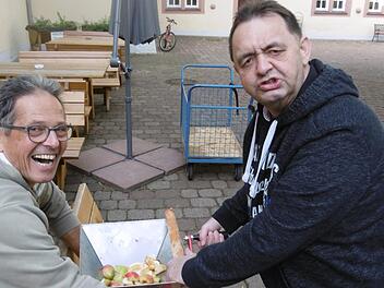 Kr&auml;ftig Kurbeln mussten die Helfer bei der Apfelpresse.  Foto: Marco Ullrich