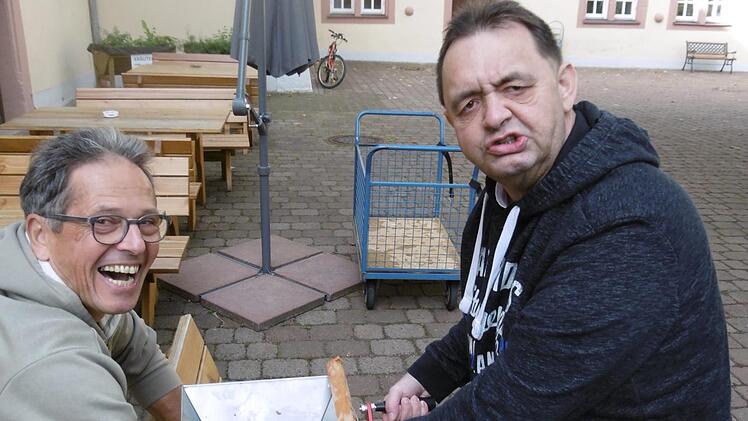 Kr&auml;ftig Kurbeln mussten die Helfer bei der Apfelpresse.  Foto: Marco Ullrich