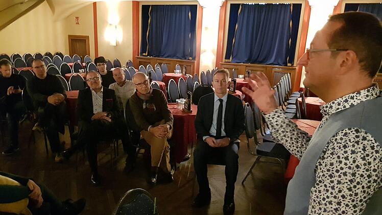 Volker Heißmann erzählt den Gästen aus Forchheim die Erfolgsgeschichte der Fürther Comödie. Foto: Ekkehard Roepert