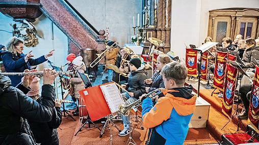 Die Nachwuchsmusiker und -musikerinnen der Bl&auml;servereinigung Markt Burkardroth.