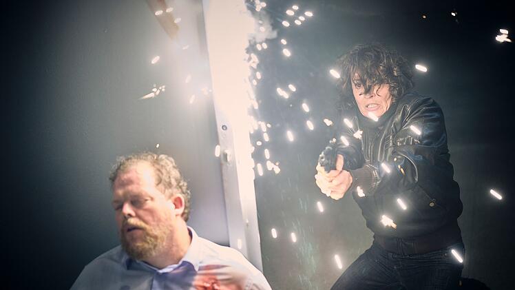 Lena Odenthal (Ulrike Folkerts) muss im funkenspr&uuml;henden Finale des Krimis "Tatort: Explosive Mischung" ihrem Chef Breising (Bernd H&ouml;lscher) zur Hilfe eilen.