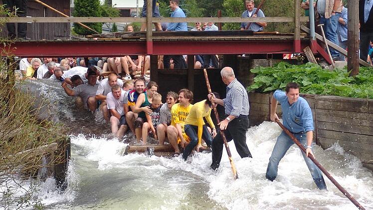 Auf dem Wasser: Beim Flößen ab Schnappenhammer geht's ab in die Fluten. Foto: Archiv/Manfred Ziereis