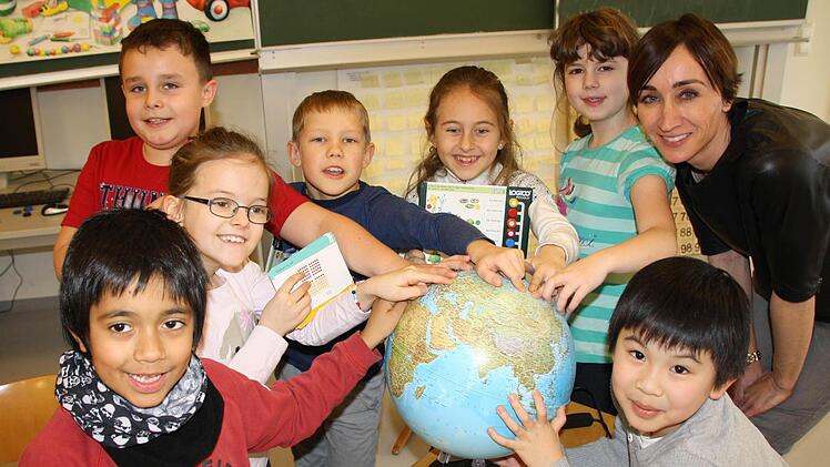 Zeigefinger aufs Heimatland: Migrationsbeauftragte Marietta Menz (rechts) unterrichtet in ihrem Förderkurs für die zweite Klasse der Sinnberg-Schule (von links vorne im Uhrzeigersinn) Luis aus Spanien, Malgoscha und Dominik aus Polen, Ricards, Veronika und Tatiana aus Russland sowie Hieu aus Vietnam. Foto: Ralf Ruppert