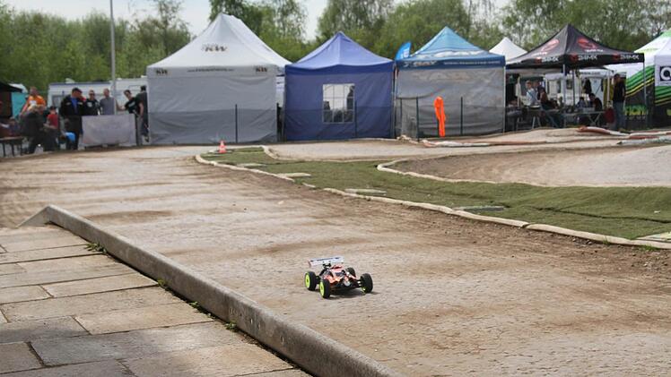 Nach den ersten Anfangsschwierigkeiten konnte Stadtwerke-Chef Stephan Pröschold das Auto des Vorsitzenden des MCT sicher wieder in die Boxengasse steuern