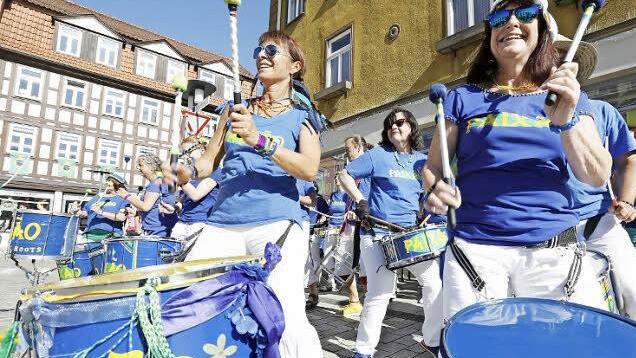 Die Coburger Bateria Paixão spielten sich schon vor der Eröffnung am Albertsplatz warm. Foto: Matthias Hoch
