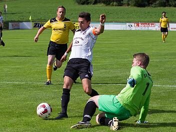Mit neun Treffern führt Frank Tucci vom DJK-SV Neufang (weißes Trikot) zusammen mit Sebastian Neder (SV Gifting) die Torschützenliste der Kreisklasse 4 an. Im Spitzenspiel trafen beide zweimal. Foto: Heinrich Weiß