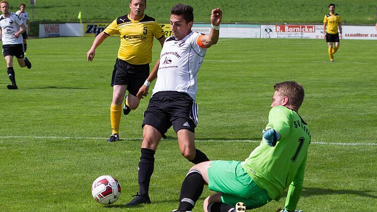 Mit neun Treffern führt Frank Tucci vom DJK-SV Neufang (weißes Trikot) zusammen mit Sebastian Neder (SV Gifting) die Torschützenliste der Kreisklasse 4 an. Im Spitzenspiel trafen beide zweimal. Foto: Heinrich Weiß
