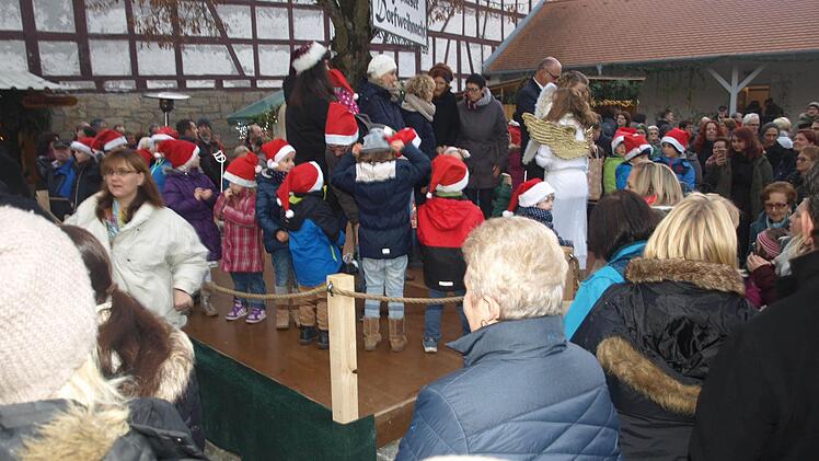 Viele Besucher aus nah und fern kamen zur Eltingshäuser Dorfweihnacht. Vor allem auf dem Kirchplatz genossen die Gäste das frohe Miteinander.  Foto: Stefan Geiger