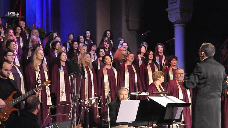 Mit der "KisSingers Gospel Weihnacht" begeisterte der Gospelchor der evangelischen Gemeinde unter der Leitung von Kirchenmusikdirektor Jörg Wöltche in der Erlöserkirche die Zuhörer.  Foto: Peter Klopf