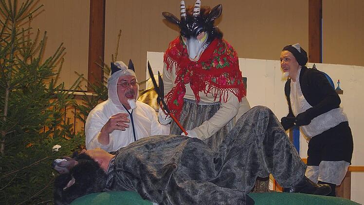 Die Theatergruppe Neufang spielte ihre ganz eigene Version des Märchens "Der Wolf und die sieben Geißlein".  Foto: Heike Schülein