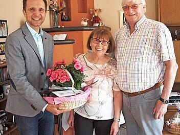Bürgermeister Andreas Hügerich beglückwünschte Veronika und Andreas Werner zur Goldenen Hochzeit