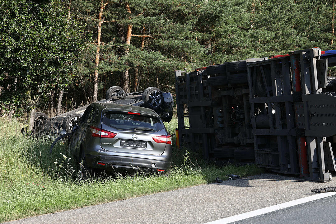 Kampf gegen die Zeit: Vollbeladener Autotransporter ŸberschlŠgt sich auf der A9 - Feuerwehr braucht anderthalb Stunden, um eingeklemmten Fahrer zu befreien