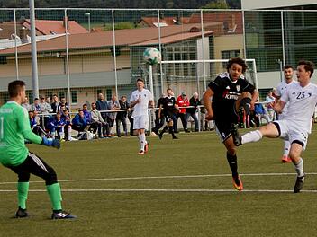 Das  ist  der 1:1-Ausgleich  für den FC Sand: Mittelstürmer Tevin McCullough (Zweiter von rechts) setzt sich gegen den Forchheimer Dominik Friedrich (rechts) durch und überwindet Gästekeeper Patrick Oeser mit einer "Bogenlampe".