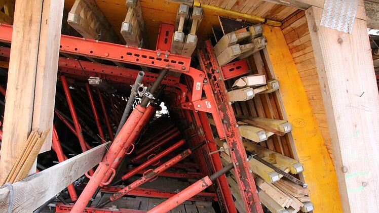 Jede Woche werden 25 Meter Autobahn-Brücke betoniert und übers Tal neben dem Klöffelsberg geschoben. Foto: Ralf Ruppert