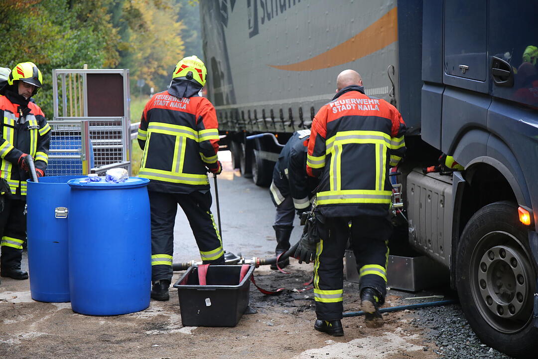 Schwarzenbach: Lkw reißt sich Dieseltank auf