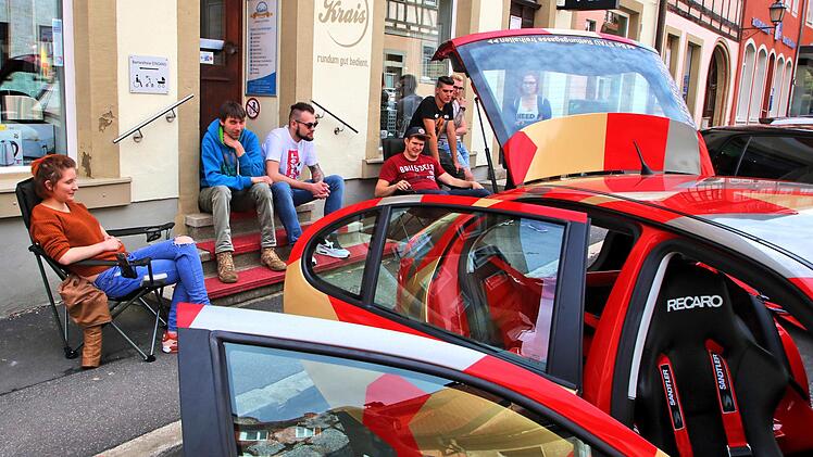 Zum Treffpunkt der GTI-Freunde wurde am Sonntag die Mürschter Innenstadt.  Die Fahrer und ihre Begleiter machten sich bequem und überall ließen sich   kleine Gruppen nieder. Dieter Britz