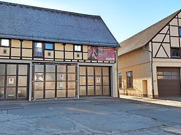 Wie geht es hier weiter? Links das Feuerwehrhaus, rechts das Gebäude des Bauhofs in Zapfendorf Foto: Johannes Michel