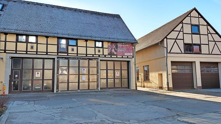Wie geht es hier weiter? Links das Feuerwehrhaus, rechts das Gebäude des Bauhofs in Zapfendorf Foto: Johannes Michel