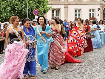 Die Frauen sieht man an diesem Tag in ihrer Festtagstracht, die reichlich geschmückt ist mit Rüschen und Schleifen. Foto: Günther Geiling