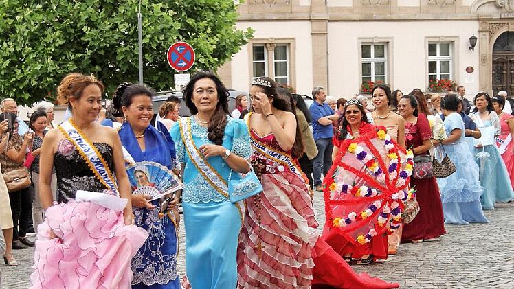 Die Frauen sieht man an diesem Tag in ihrer Festtagstracht, die reichlich geschmückt ist mit Rüschen und Schleifen. Foto: Günther Geiling