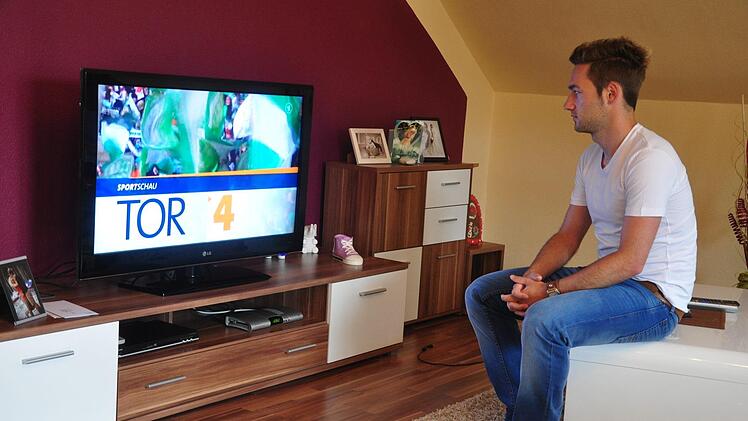 F&uuml;r sein eigenes Archiv hat sich Oliver Seybold die ARD-Sportschau vom 17.06.2012 abgespeichert. Foto: Leo H&uuml;hnlein