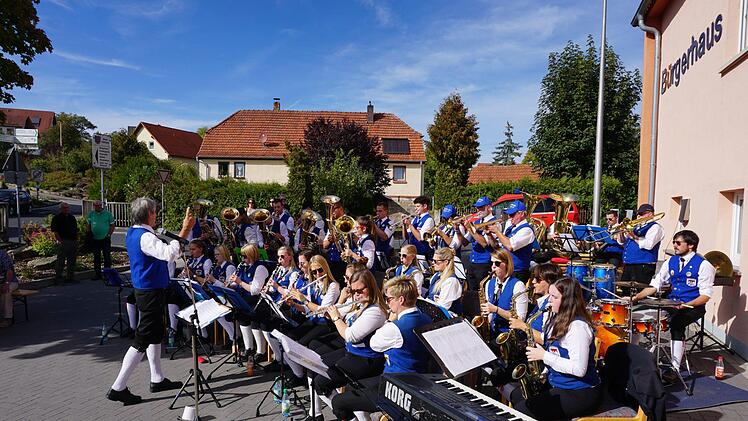 Das Jugendblasorchester Scholz  Geroda spielte ein Wunschkonzert bei der Aufstellung des Gedenksteins für  Gründer Heinz Scholz. Foto: Christoph Kuhn