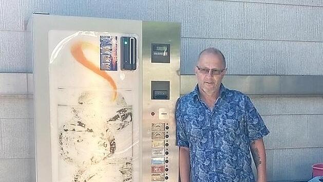 Gastwirt Thomas Karg mit seinem Getr&auml;nkeautomaten