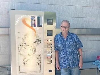 Gastwirt Thomas Karg mit seinem Getränkeautomaten