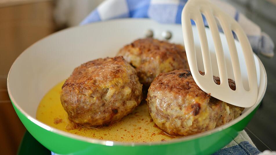 In Kombination mit cremiger Meerrettichsoße sind die Fläschknepp unschlagbar lecker. In Kombination mit cremiger Meerrettichsoße sind die Fläschknepp unschlagbar lecker.