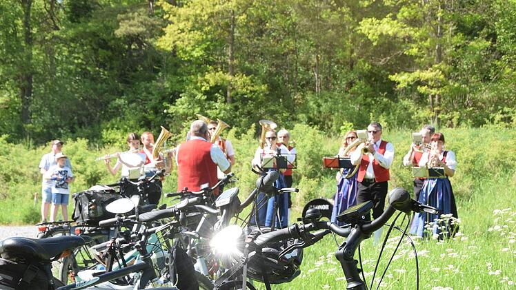 Zahlreich Radfahrer waren zur Einweihung gekommen, die vom Musikverein Kleinwenkheim umrahmt wurde. Foto: Eckhard Heise