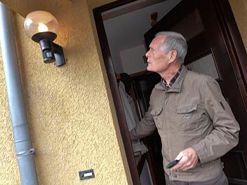 Im Malerviertel ist es zu einem Kurzschluss gekommen: Erst um kurz nach zwölf Uhr hatte Anwohner Karl Heinz Sachs am DIenstag wieder Strom. Foto: Ronald Rinklef