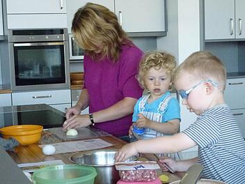 Alexandra Graf kochte gemeinsam mit ihrem Sohn Tim und dessen Freund Ben (r.). Foto: privat