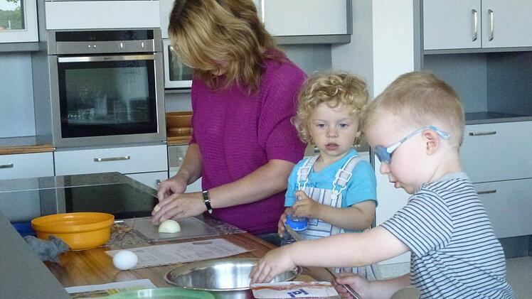 Alexandra Graf kochte gemeinsam mit ihrem Sohn Tim und dessen Freund Ben (r.). Foto: privat