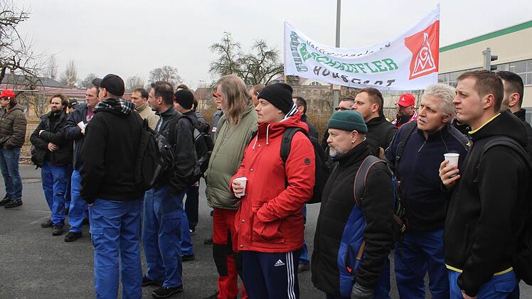 Warnstreik vor dem Schaeffler-Hauptportal in Höchstadt. Foto: Andreas Dorsch