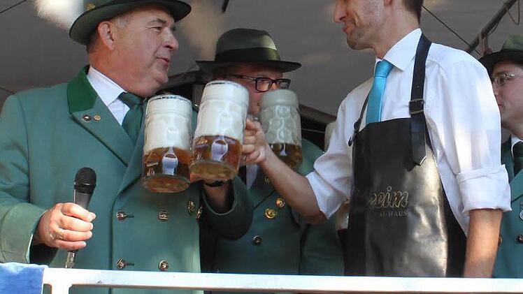 Schützenmeister Erwin Kalb und Bürgermeister Andreas Hügerich stoßen auf das Fest an.