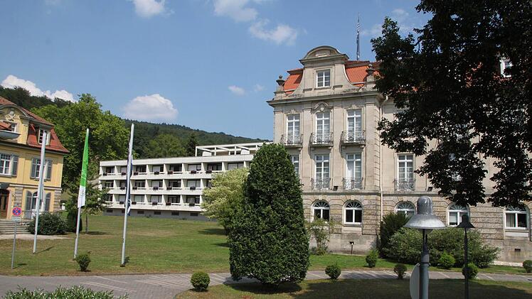 Alt trifft neu: Der Spa-Flügel liegt hinter dem imposanten Haupthaus im Schlosspark. Die Architektur der beiden Gebäude ist grundverschieden. Foto: Ulrike Müller