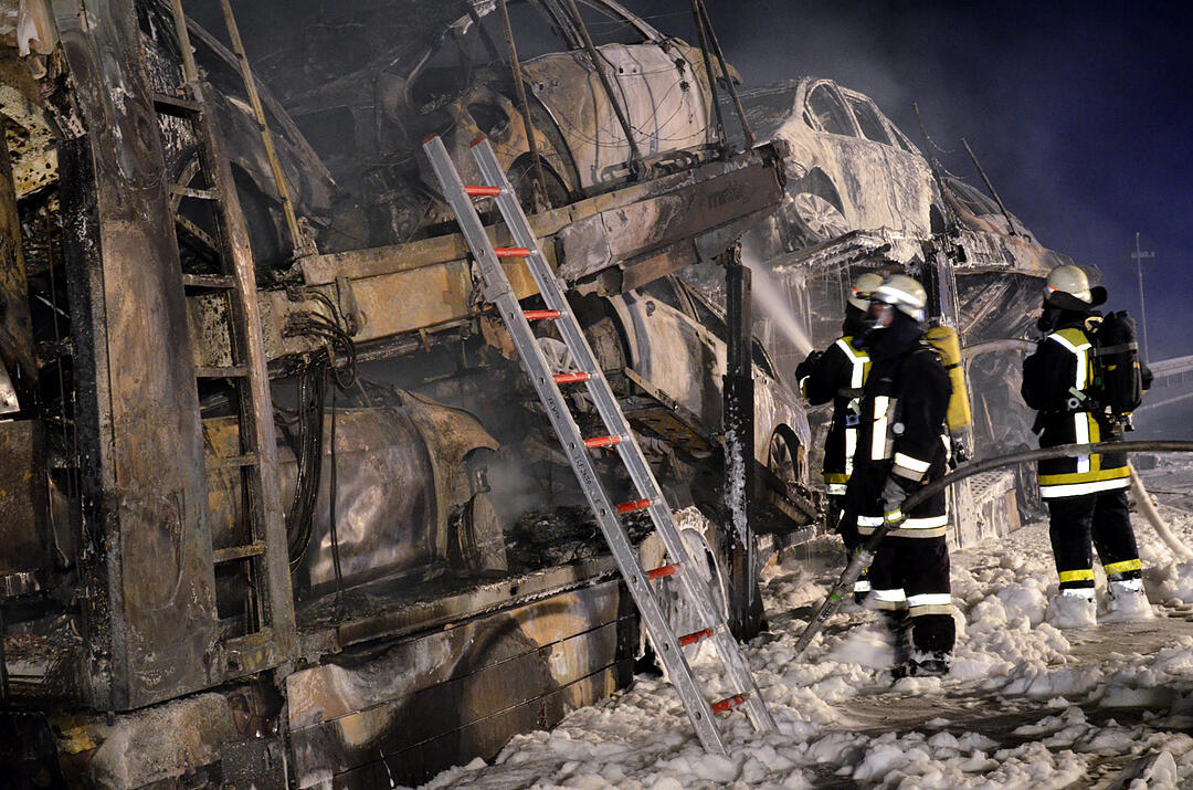 Autotransporter brennt auf A3 bei Helmstadt