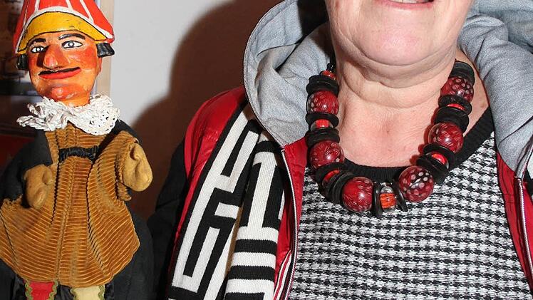 Barbara Lehr zeigt eine ihrer historischen Handpuppen.