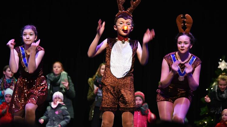 Dominique und Ramona Scholz haben ein wundervolles Weihnachtsspiel nach dem Kinofilm "Rudolph mit der roten Nase" zur Jubiläumsgala inszeniert, das die Tanzschülerinnen hier vorführen. Foto: Gabi Arnold