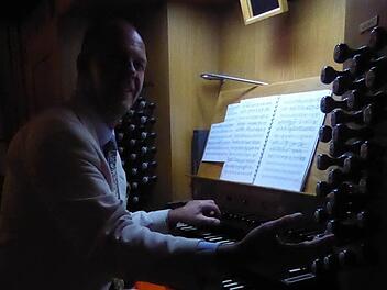 Stefan Kagl an der Schuke-Orgel der Herz-Jesu-Stadtpfarrkirche. Foto: Ahnert