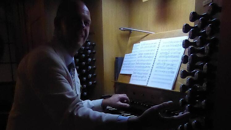Stefan Kagl an der Schuke-Orgel der Herz-Jesu-Stadtpfarrkirche. Foto: Ahnert