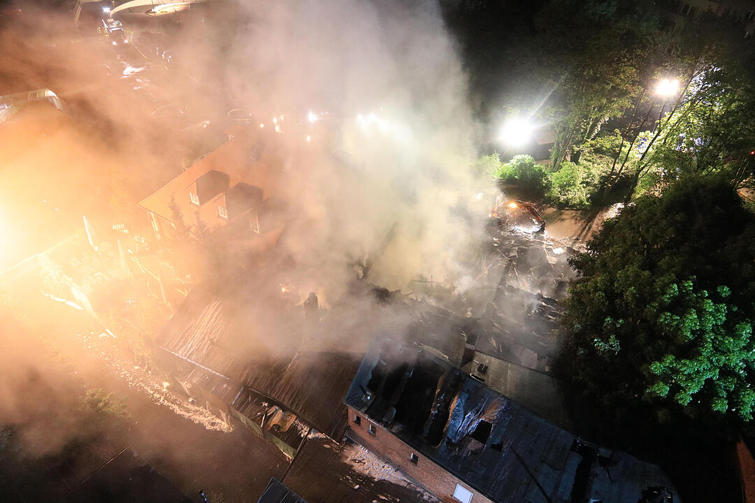 Ein Feuer hat die Diskothek "Rosenau" in Bayreuth völlig zerstört. Acht Menschen wurden verletzt. Der Brand ist unter Kontrolle.