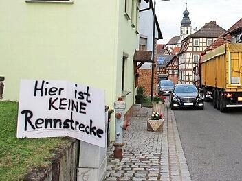 Engpass: Die Ortsdurchfahrt von Autenhausen ist als Umleitungsstrecke für die gesperrte Bundesstraße 303 ausgewiesen. Die Anwohner sind alles andere als glücklich über den Verkehr, der ihnen im wahrsten Sinne des Wortes direkt vor der Nase herum fährt. Foto: Bettina Knauth