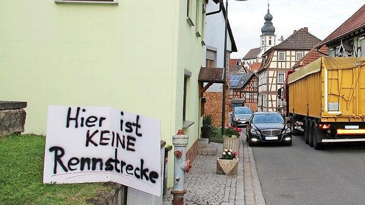 Engpass: Die Ortsdurchfahrt von Autenhausen ist als Umleitungsstrecke für die gesperrte Bundesstraße 303 ausgewiesen. Die Anwohner sind alles andere als glücklich über den Verkehr, der ihnen im wahrsten Sinne des Wortes direkt vor der Nase herum fährt. Foto: Bettina Knauth