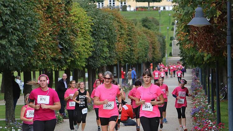 Immer am 3. Oktober veranstaltet die Stadt Bad Brückenau den Pinklauf zugunsten der Brustkrebsvorsorge. Foto: Archiv/Barbara Herbst