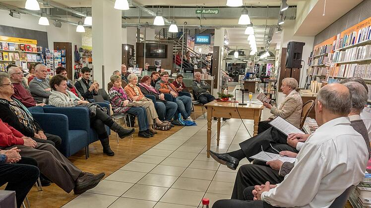 Buchvorstellung von und mit Rettl Motschenbacher in der Bücherei Hübscher. Foto: Wolfram Schmidt